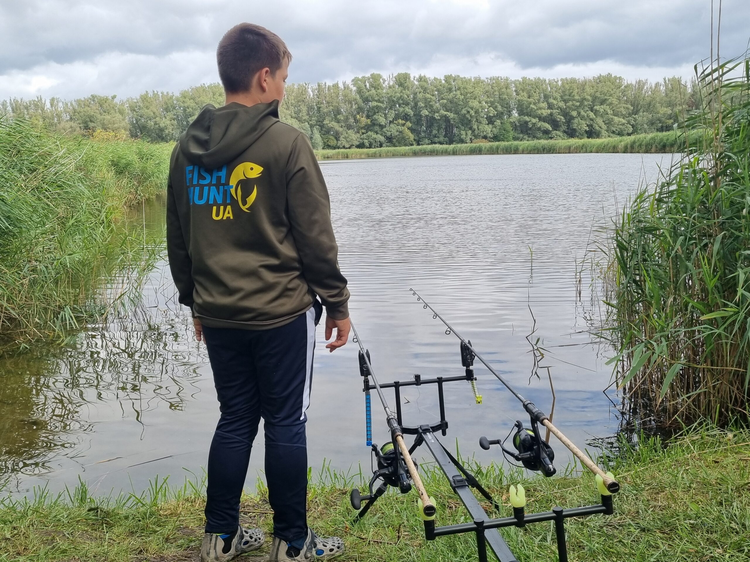 Schnappschüsse der jüngeren Angler in Konzentration