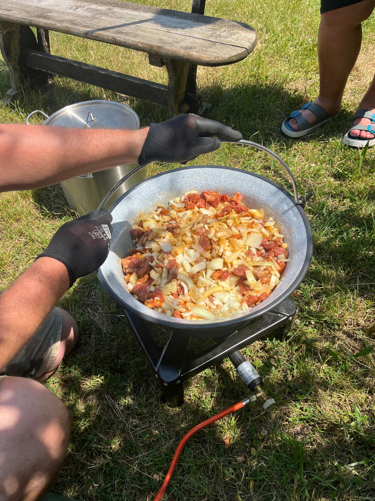 Frische Zutaten im Kessel
