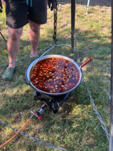 Das Gulasch kocht über dem Gasbrenner