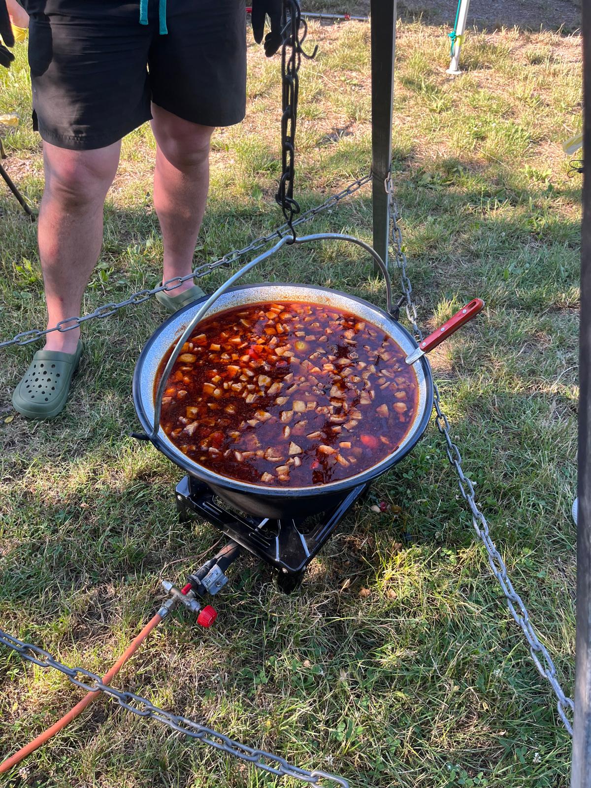 Das Gulasch kocht über dem Gasbrenner